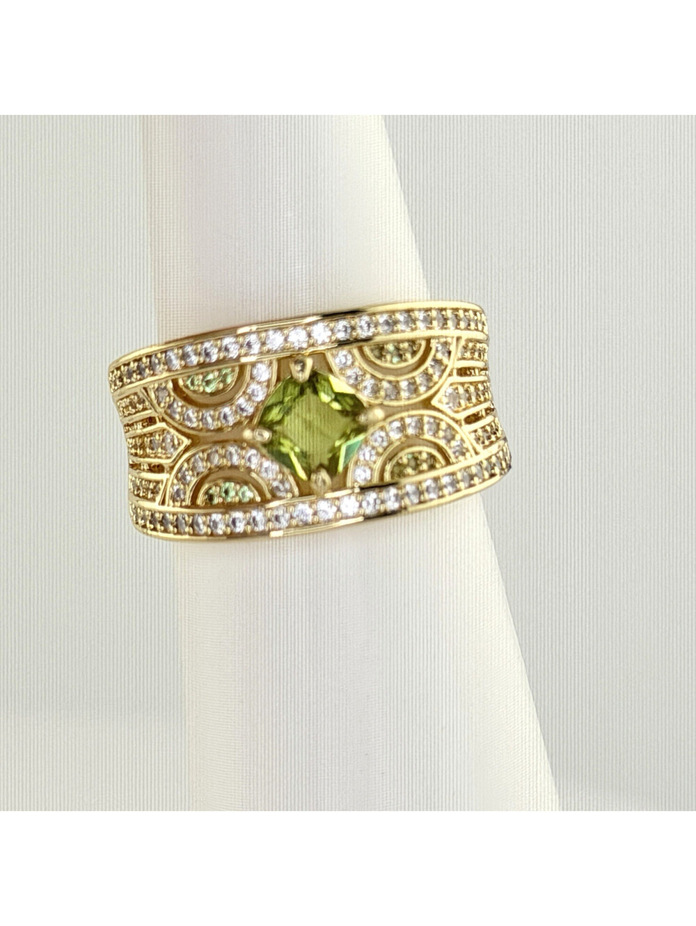 Bomb Party August Sz 8 "Lime Luxe" RG43340 Peridot on Yellow Gold